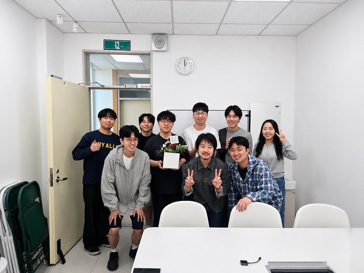 Teacher's day (May 15, 2026) - Thank you all for the wonderful Teacher's Day celebration.

스승의 날을 챙겨준 학생들 모두 고맙습니다. | System Software Lab, Korea University